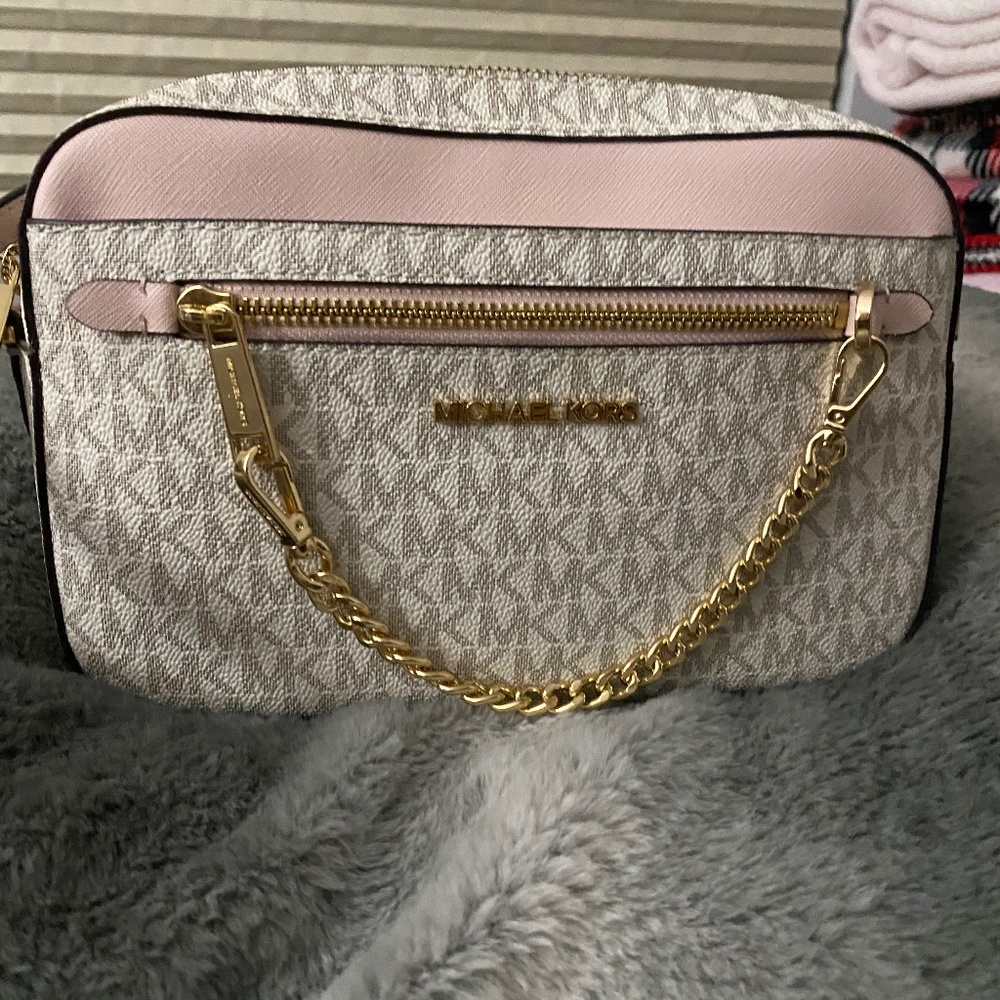 Micheal Kors crossbody purse